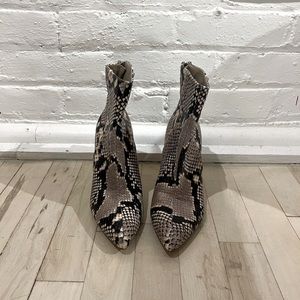 NWT- Steve Madden Carey pointed toe ankle boot in snakeskin